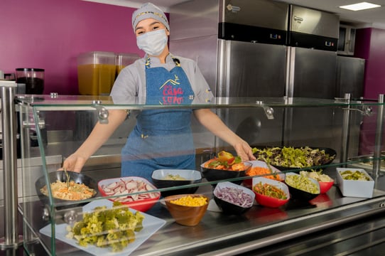 Mujer jefe de cocina, trabajando en las instalaciones de Colsubsidio.