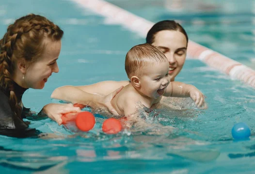 Una madre y su bebé participan en el curso de matronatación en una de las piscinas de Colsubsidio.
