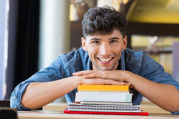 Estudiante dichoso por acceso a educación superior en Colsubsidio