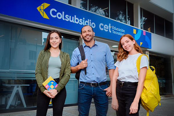 Tres estudiantes de CET Colsubsidio frente a la sede principal de la institución educativa.