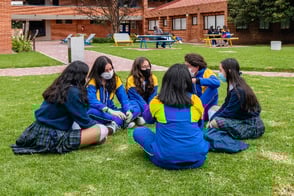 Estudiantes disfrutando las zonas verdes del Colegio Colsubsidio Norte.