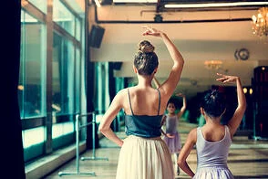 Un grupo de niñas practicando ballet.