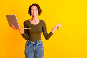 Mujer con computador portátil en su mano.