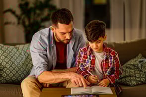 Niño estudiando en el programa de refuerzo escolar