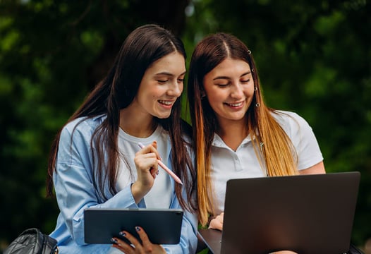 Jóvenes repasando sus apuntes de bachillerato por ciclos