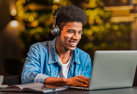 Joven estudiando en bachillerato por ciclos