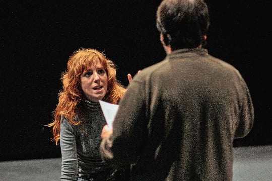 Actriz del programa de Teatro de Colsubsidio repasando la escena con el director de la obra. 