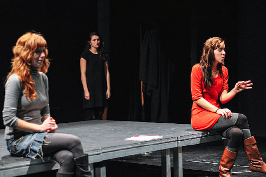 Tres actrices estudiantes del programa de teatro de Colsubsidio hablan de la obra que representarán.