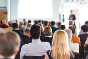 Un grupo de personas participando en un evento empresarial de Colsubsidio.