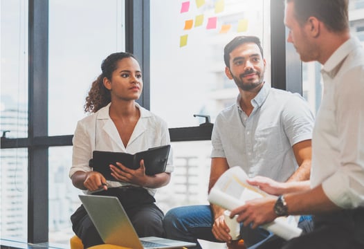 Equipo de trabajo reunido para evaluar las estrategias de transformación digital de su negocio.