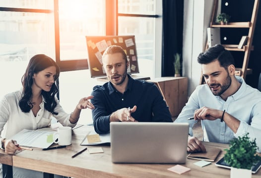 Personas que trabajan en una empresa recibiendo formación de los cursos de Colsubsidio 