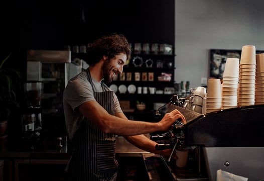 Hombre barista trabajando en café bar