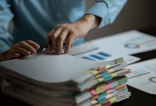 Una persona revisando documentos de investigación.