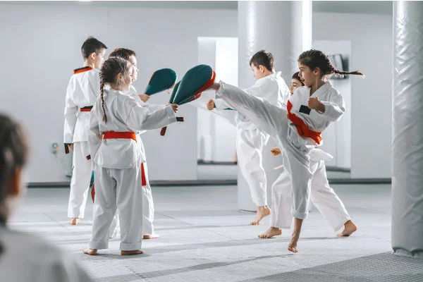 Un grupo de niños practicando taekwondo en Bloc Maiporé.