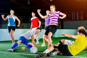 Jóvenes jugando fútbol en los espacios deportivos de Colsubsidio