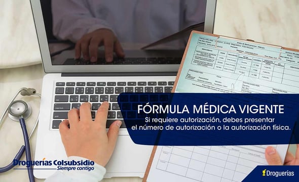 Un médico ingresando los datos de su paciente en su computador portátil.