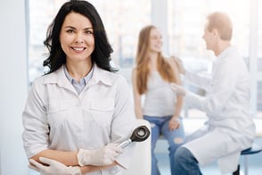 Una doctora con instrumentos de salud, atiendo a una paciente.