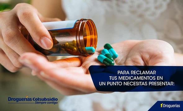 Una persona sosteniendo sus píldoras en las manos.