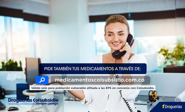 Una mujer contestando llamadas, brindando atención a usuarios de salud.