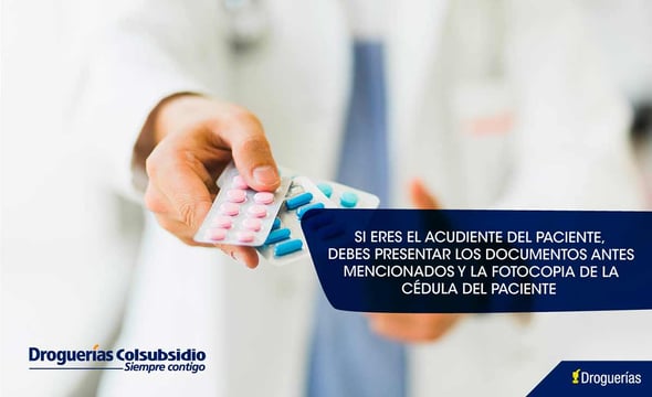 Un farmaceuta entregando el medicamento a un usuario de salud.