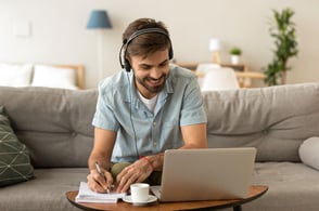 Hombre estudiando inglés B1 frente a un computador