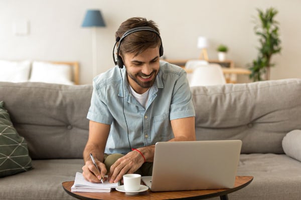 Hombre estudiando inglés B1 frente a un computador