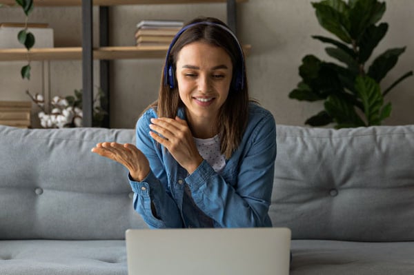 Mujer estudiando inglés B2 frente a un computador