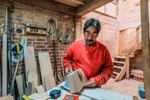 Un hombre trabajando en su taller de madera.
