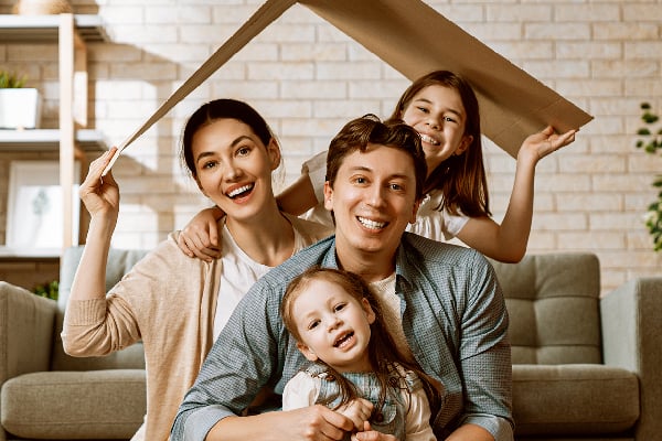 Familia disfrutando de su casa propia