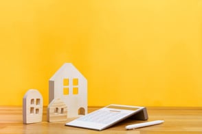 Casa a pequeña escala que representa el crédito de vivienda Colsubsidio.