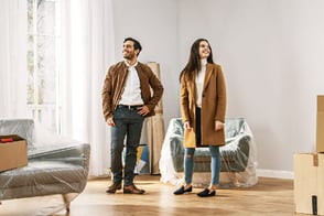 Pareja disfruta de su nueva vivienda, gracias a los créditos de vivienda Colsubsidio.