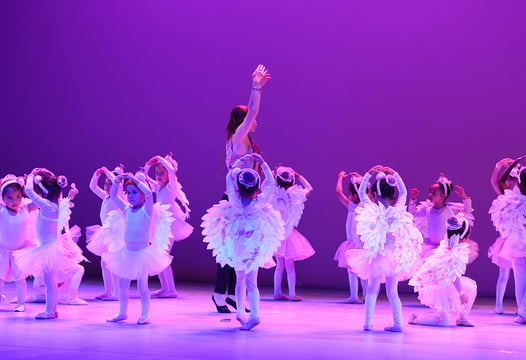 Niñas y maestra ensayando la rutina de baile en el programa de ballet que ofrece colsubsidio