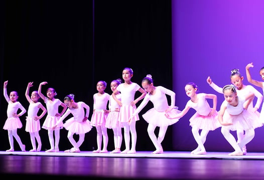 Grupo de niñas ensayando su rutina de baile en el programa de ballet que ofrece teatro Colsubsidio
