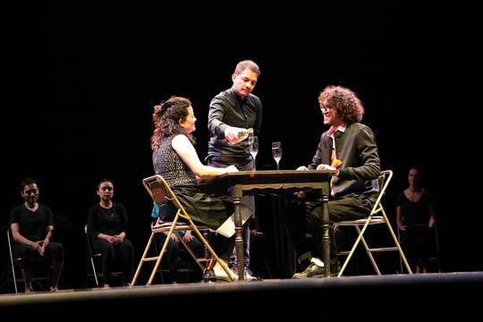 Tres estudiantes del Programa de Actuación y Dramaturgia haciendo una obra de teatro