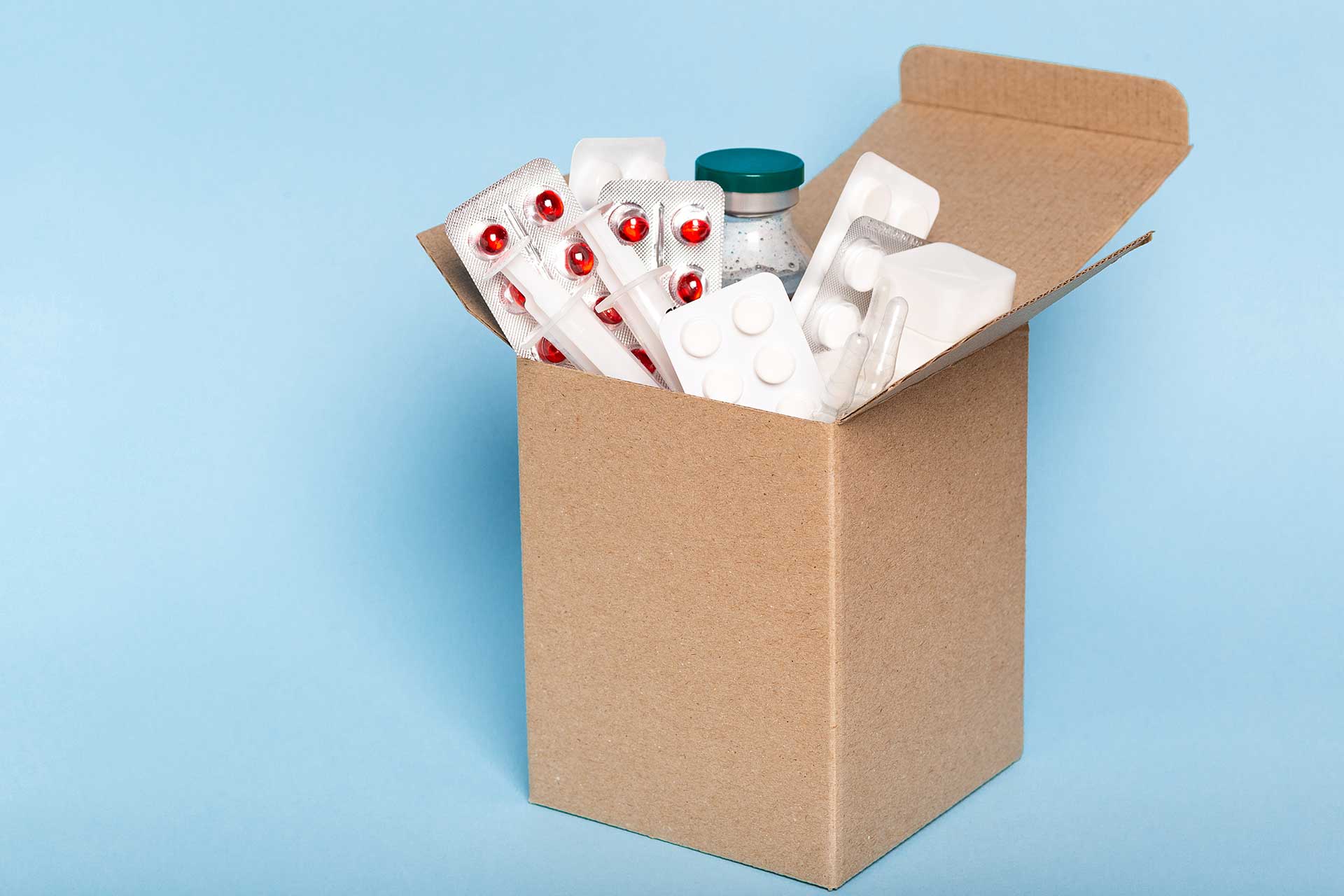  Una caja con píldoras y pastillas entregadas a usuarios gracias a Colsubsidio.