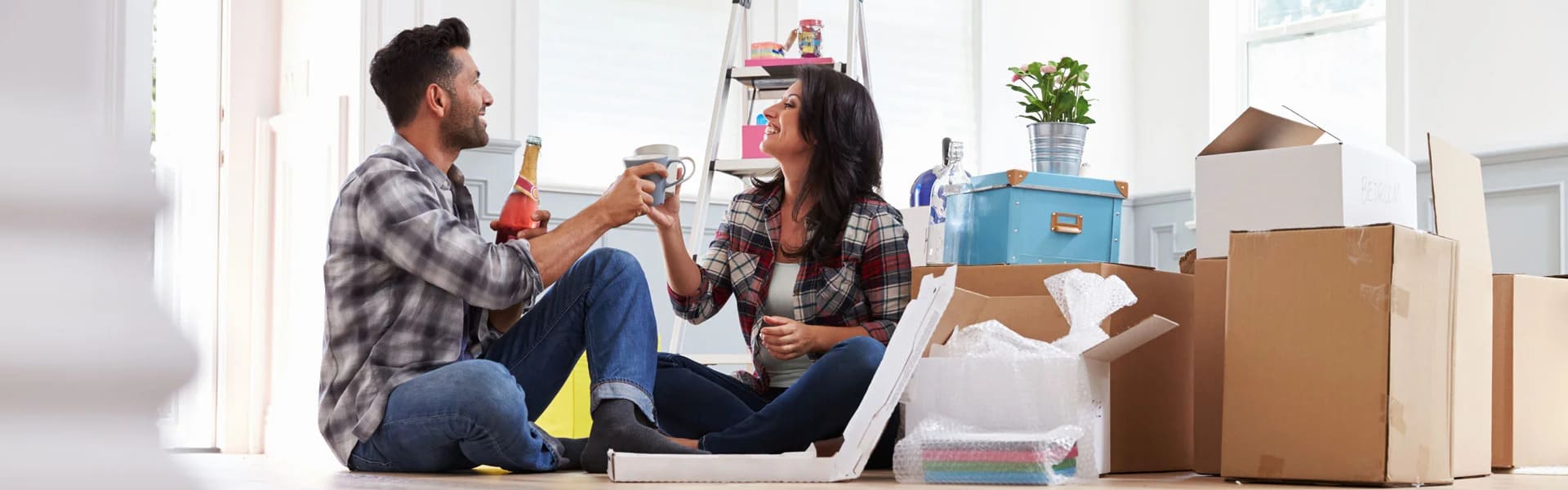 Pareja feliz, brindando por su nueva casa.