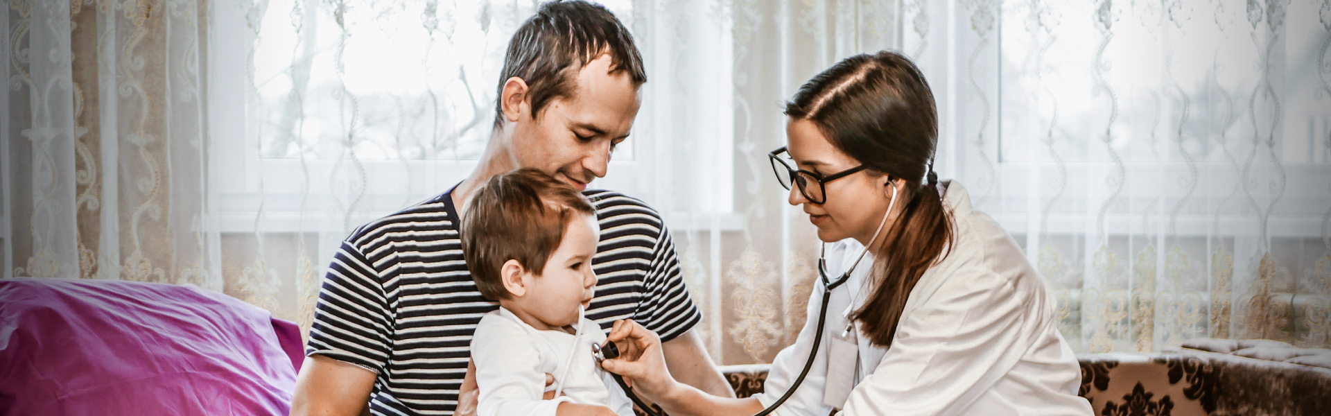 Un padre y su hija en consulta médica gracias a la asistencia médica domiciliaria.