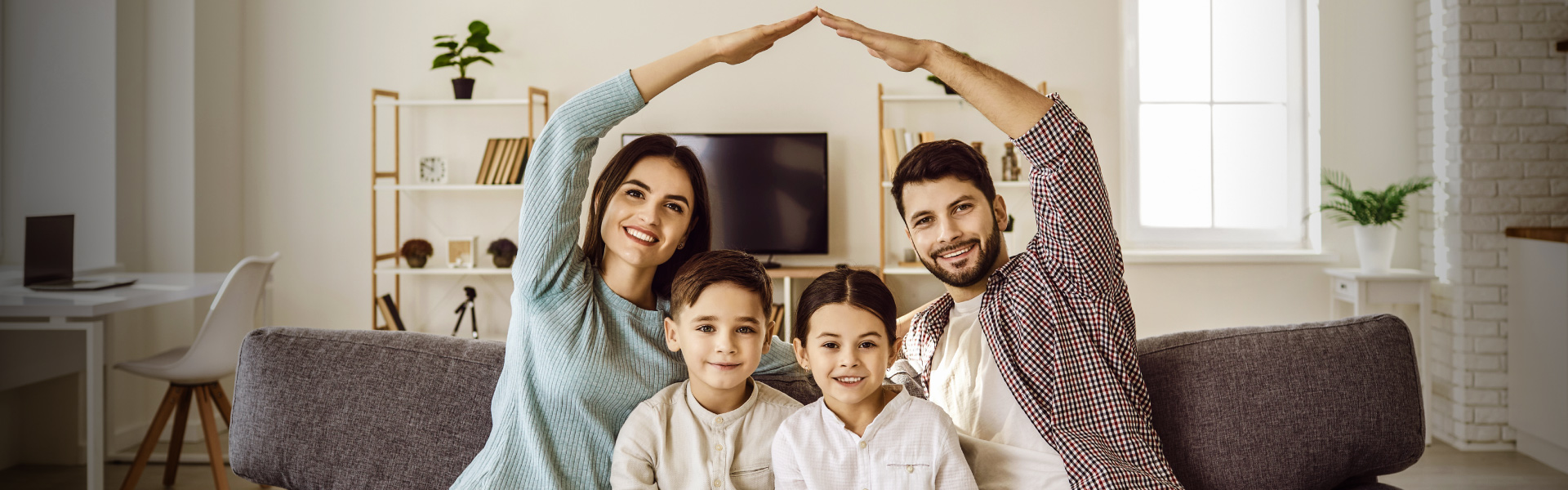 Familia feliz con su seguro de vida Colsubsidio.