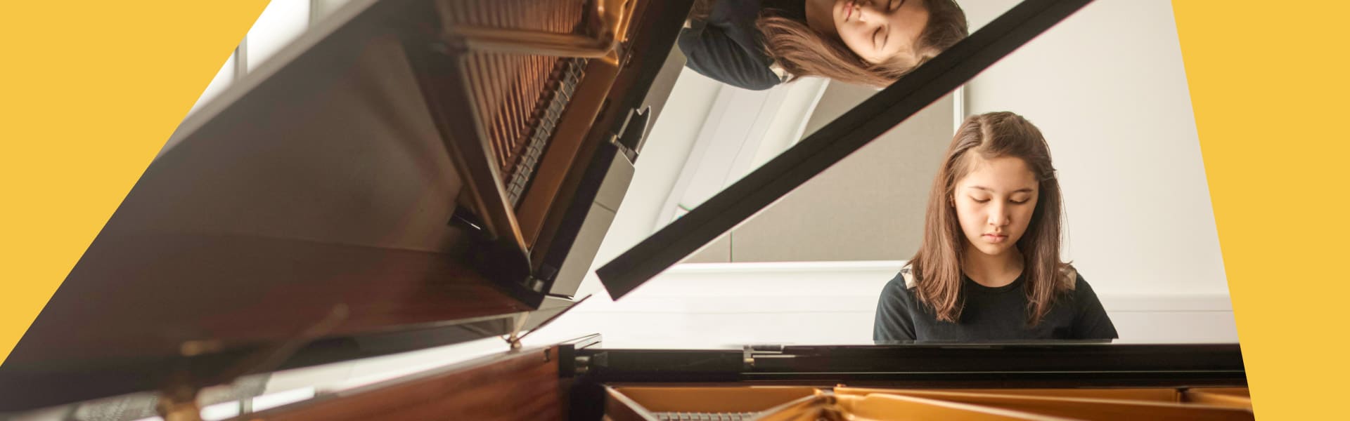 Una niña aprendiendo a tocar el piano en las escuelas artísticas de Colsubsidio.