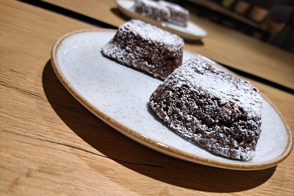 Postre de brownie sobre plato