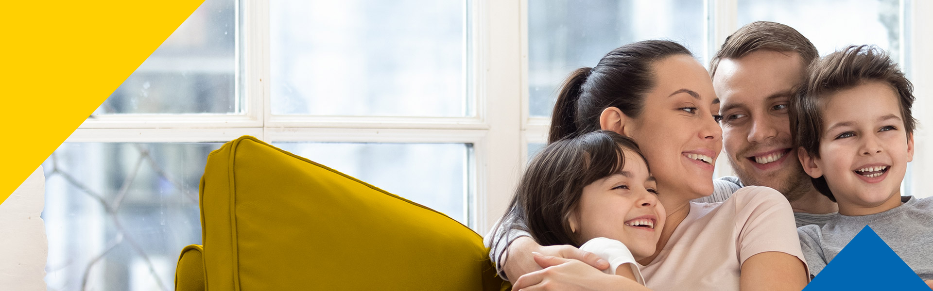 Una familia feliz de adquirir bienestar económico gracias a Colsubsidio.