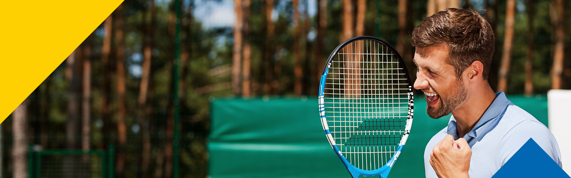 Un hombre feliz de haber ganado un torneo de tenis.