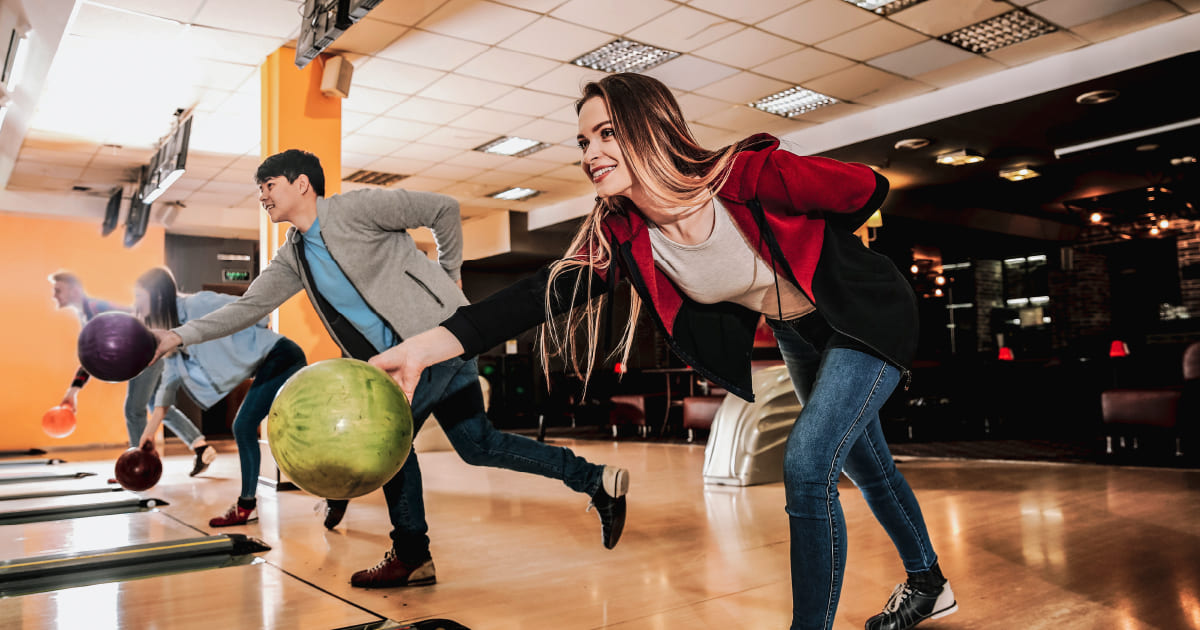 Grupo de personas jugando bolos y disfrutando la gastronomía del Club El Cubo de Colsubsidio. 