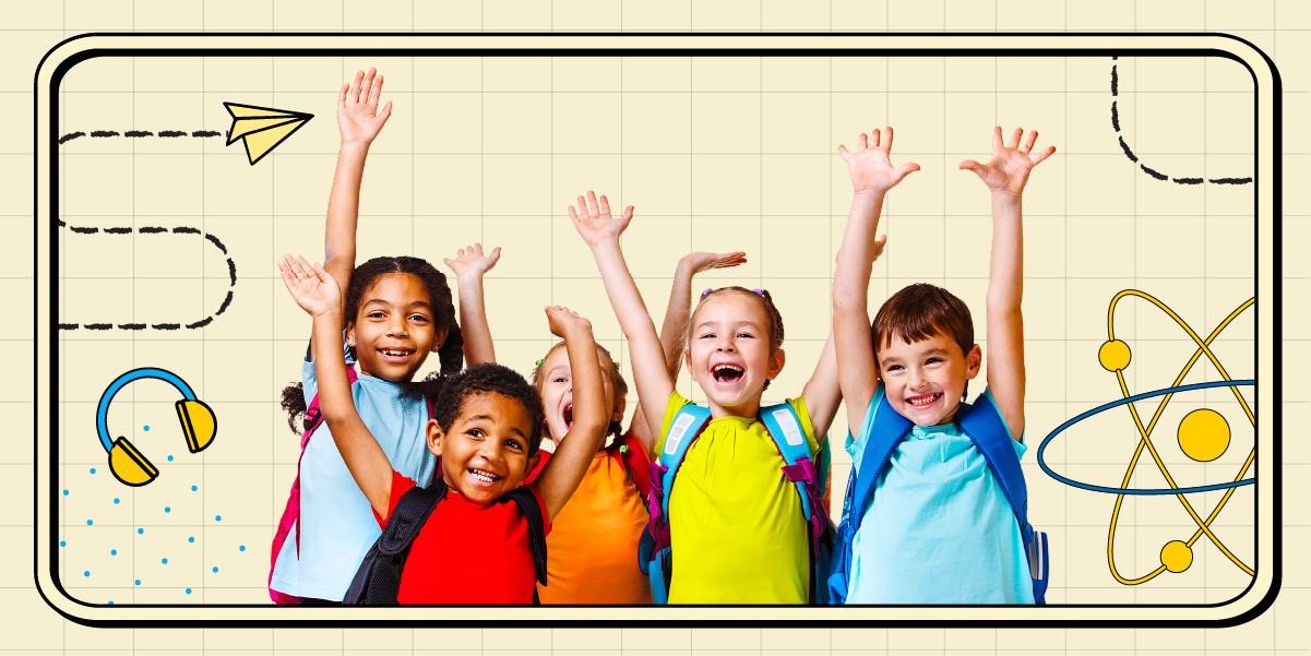 Grupo de cinco niños levantando las manos y felices de volver a clases con sus útiles escolares, adquiridos con el bono escolar de Colsubsidio. 