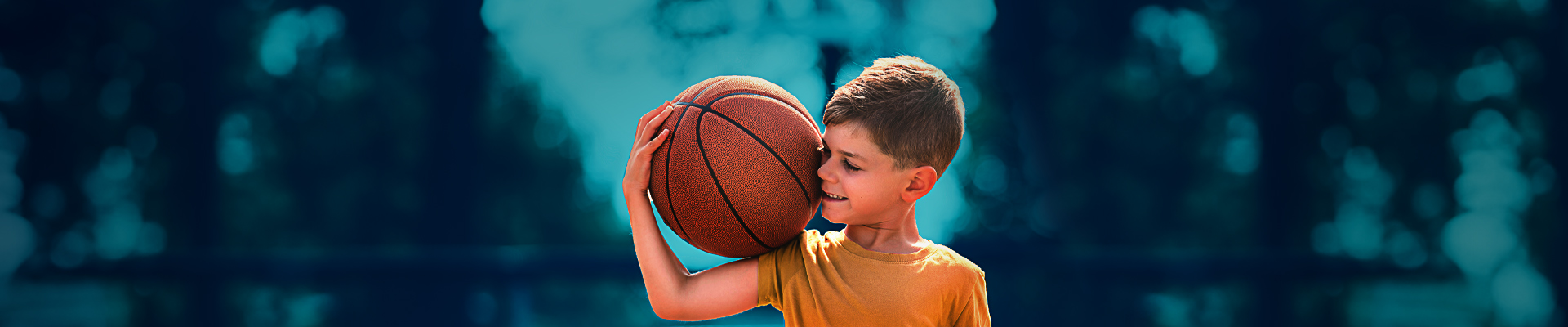 Niño abrazo balón de baloncesto 