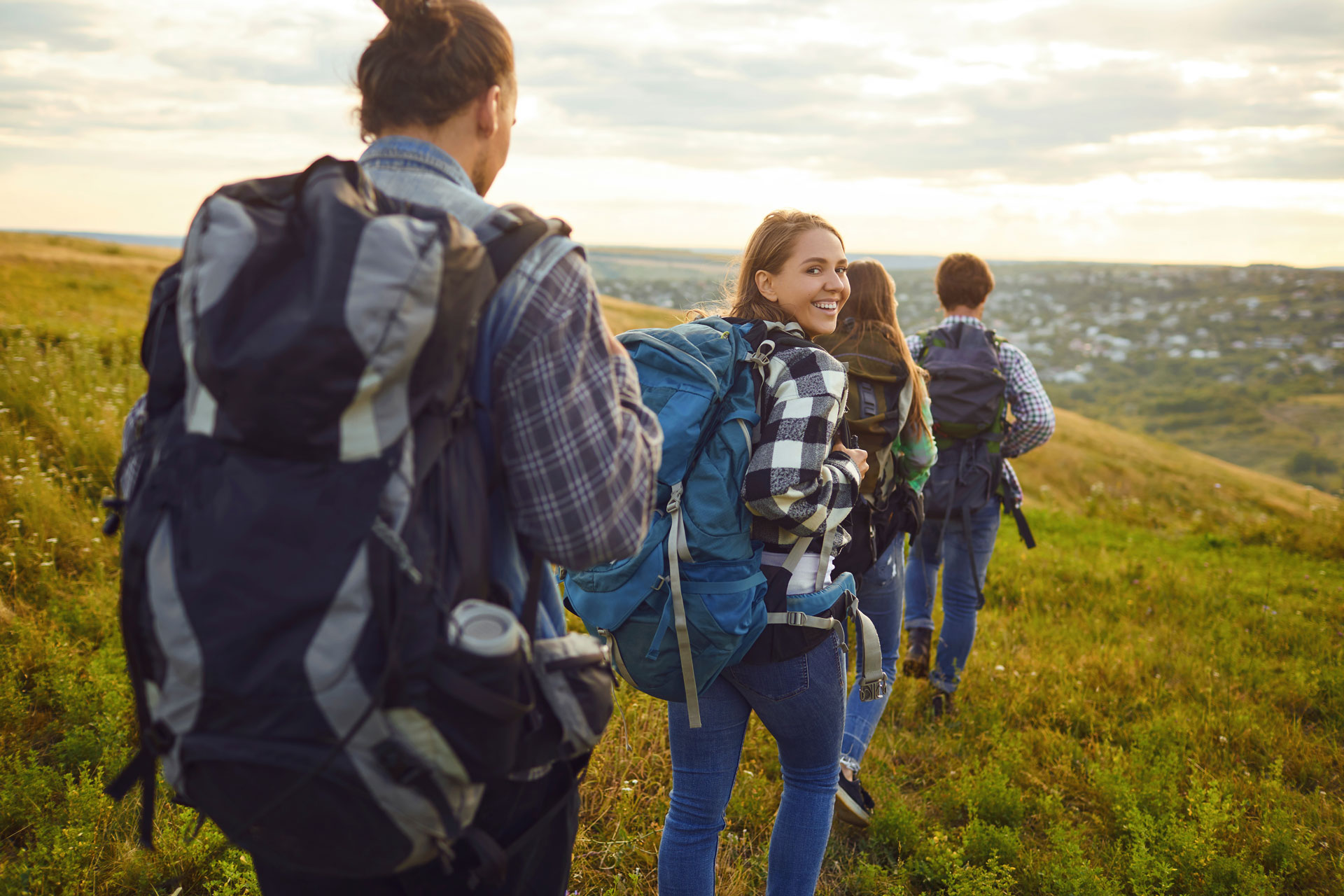 Grupo de personas disfrutando de una caminata por la naturaleza.