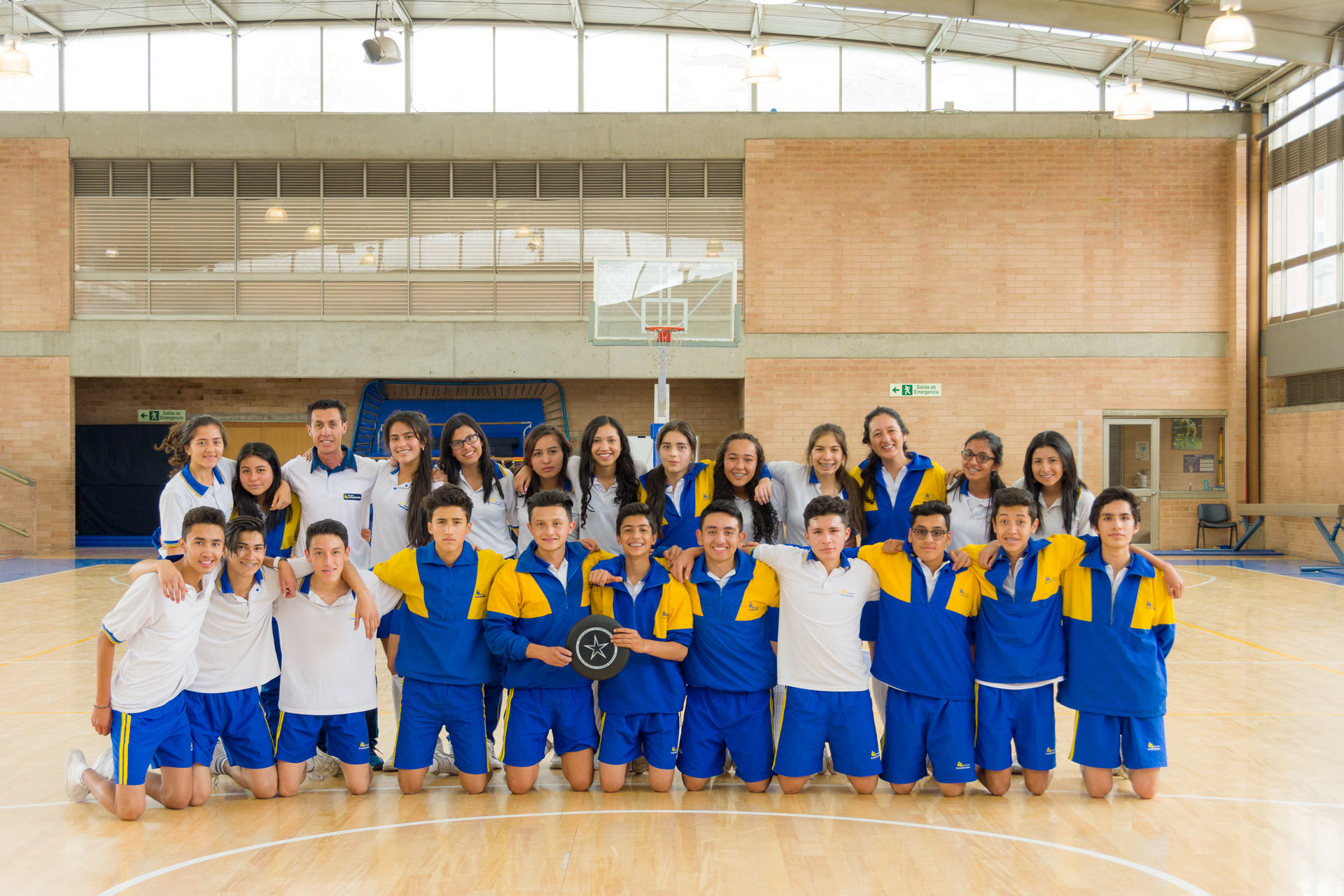 un grupo de jóvenes siendo parte de las escuelas deportivas de Colsubsidio.