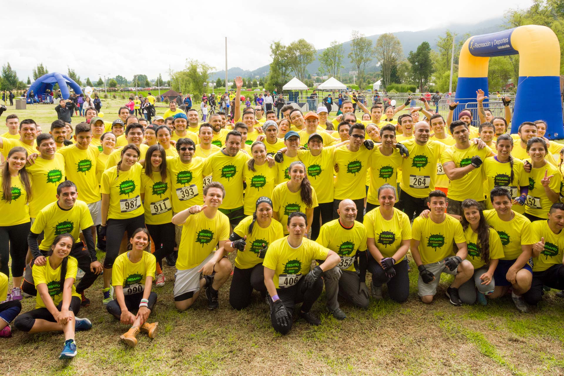 Grupo de personas participando de las olimpiadas de Colsubsidio.