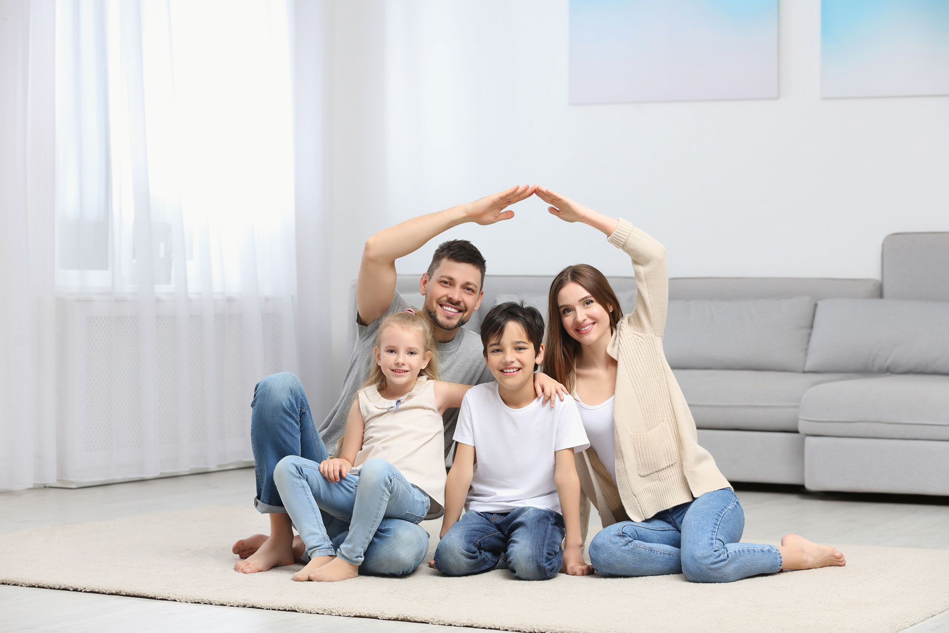 Una familia feliz, disfrutando de su nuevo hogar.