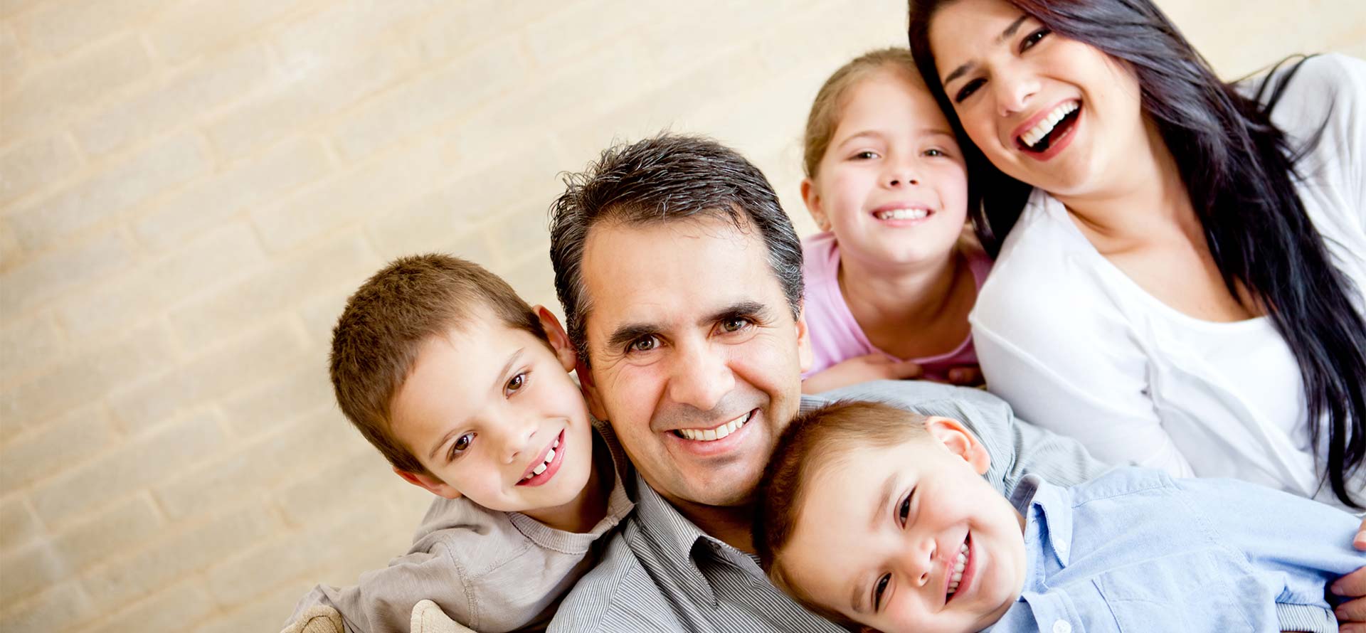 Familia feliz compuesta por el padre, la madre y sus tres hijos.